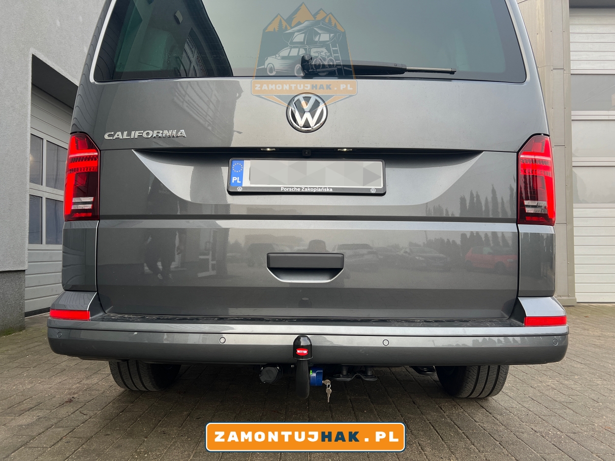 zdjecie samochodu volkswagen multivan po montazu hak holowniczy wypinany pionowo
